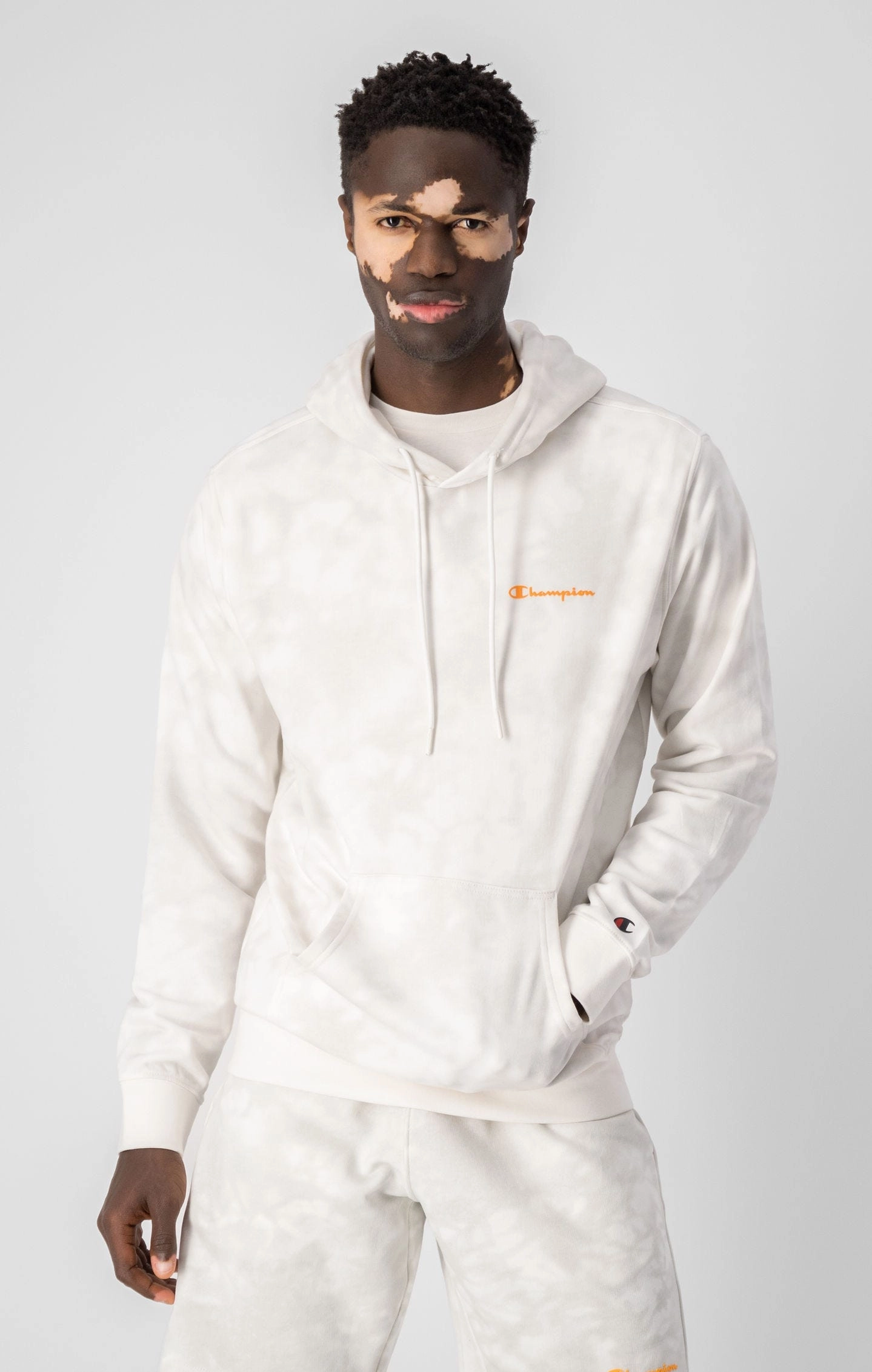 Tie-Dye-Kapuzenpullover mit kleinem Logo-Schriftzug