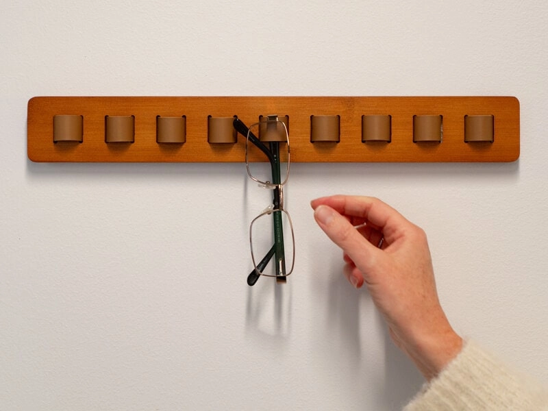 Selbstklebender Brillenhalter aus Holz