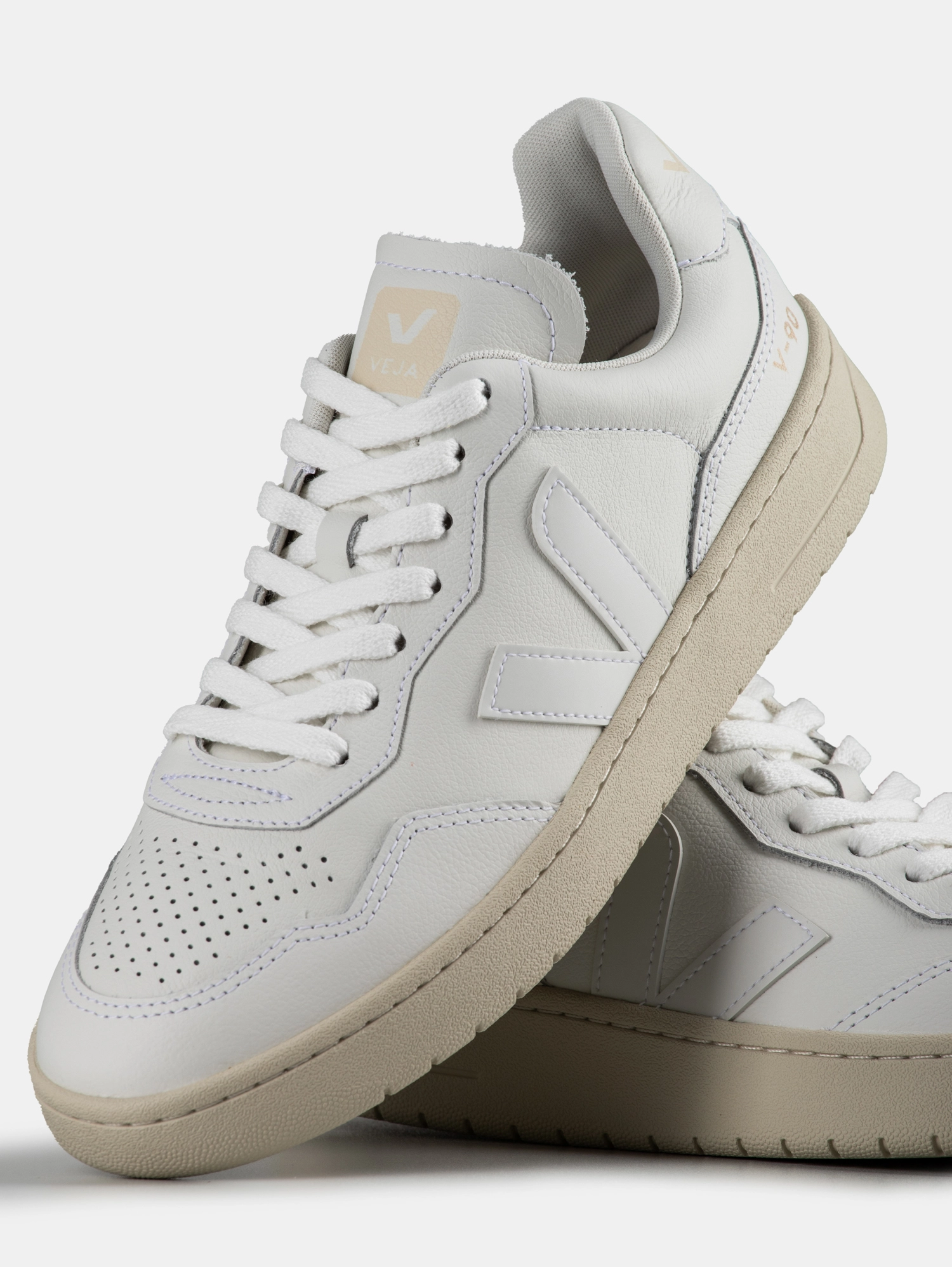Veja V-90 Leather